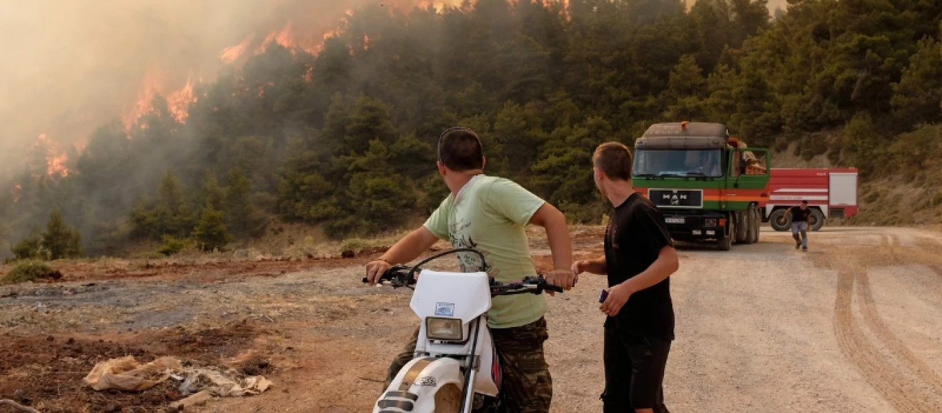 Μεγάλη φωτιά ανάμεσα σε Δερβενοχώρια και Τανάγρα -Απομακρύνονται άνθρωποι από μοναστήρι (upd)